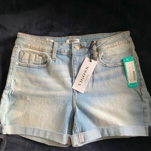 NWT Vigoss Pixie Cuffed Frayed Hem Short. Mid rise . Size 8. Indigo color.